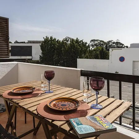 Cozy 2br In With Balcony, By Hopstays *