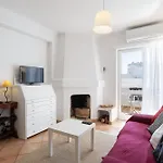 Cozy 2br In With Balcony, By Hopstays