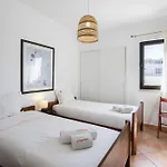Cozy 2br In With Balcony, By Hopstays 아파트 알부페이라