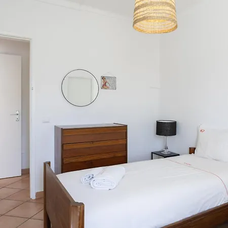 Cozy 2br In With Balcony, By Hopstays
