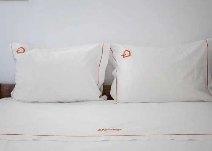 Cozy 2br In With Balcony, By Hopstays