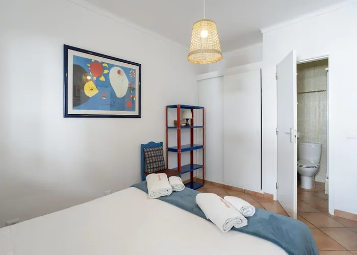 Cozy 2br In With Balcony, By Hopstays *