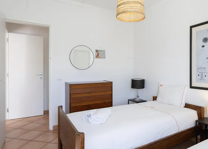 Cozy 2br In With Balcony, By Hopstays