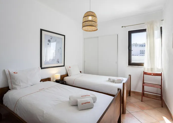 Cozy 2br In With Balcony, By Hopstays 아파트 알부페이라