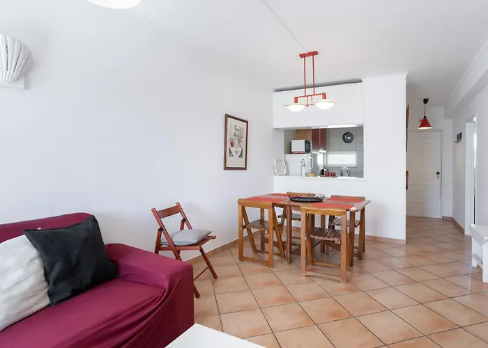 Cozy 2br In With Balcony, By Hopstays *