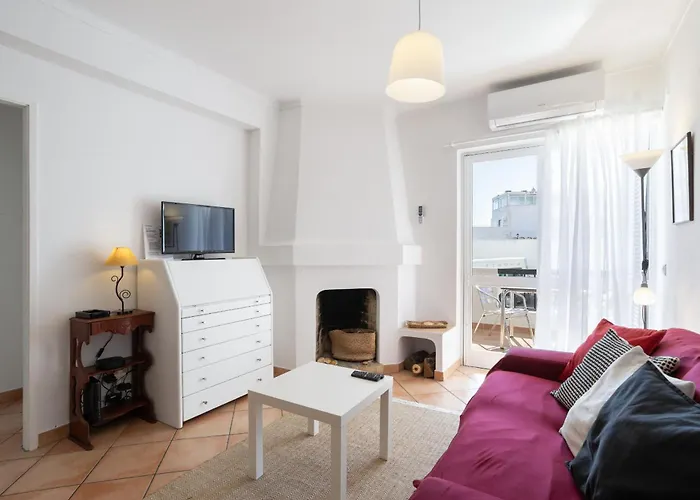 Cozy 2br In With Balcony, By Hopstays