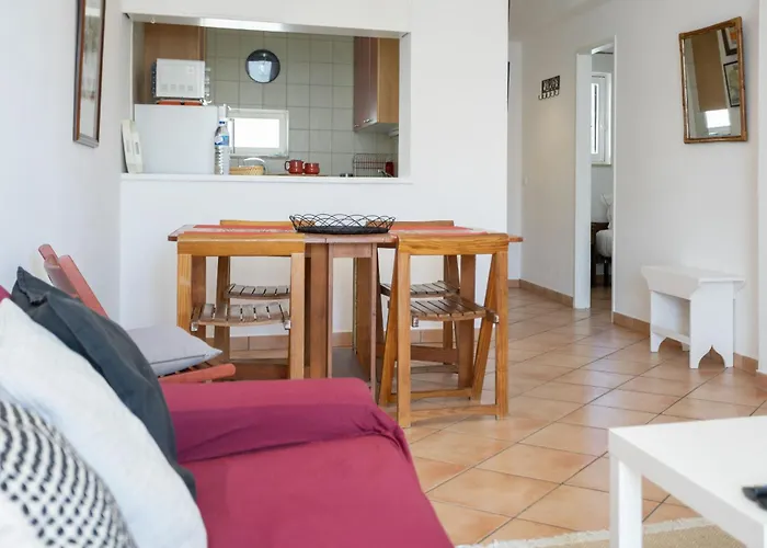 Cozy 2br In With Balcony, By Hopstays *