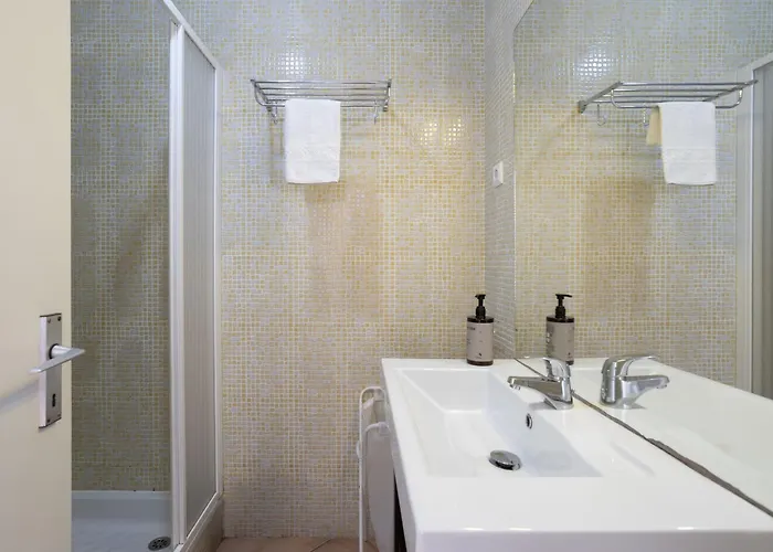 Cozy 2br In With Balcony, By Hopstays