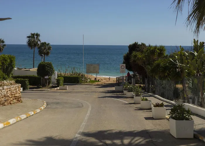 Cozy 2br In With Balcony, By Hopstays Apartmán